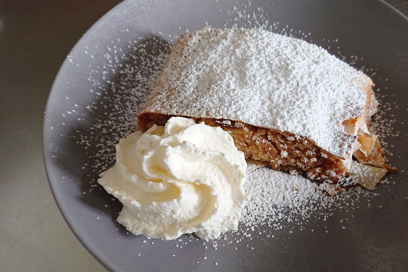 hausgemachte Torten im Café Restaurant Krumbacher-Stuba